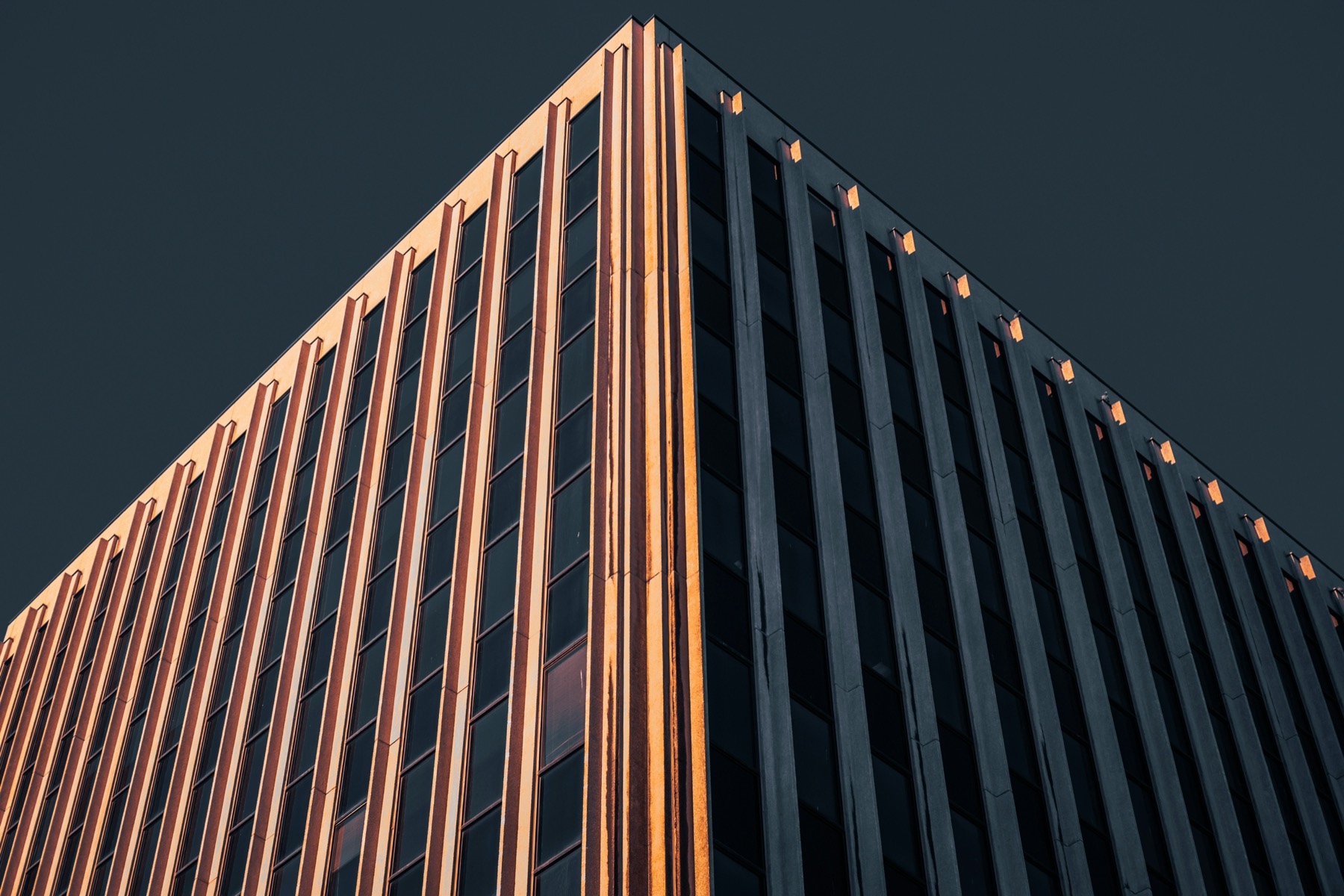 Gebäudeecke im goldenen Abendlicht