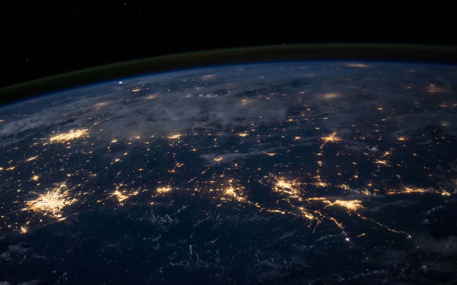Vernetzte Welt bei Nacht aus dem Weltraum – Cyber und digitale Risiken