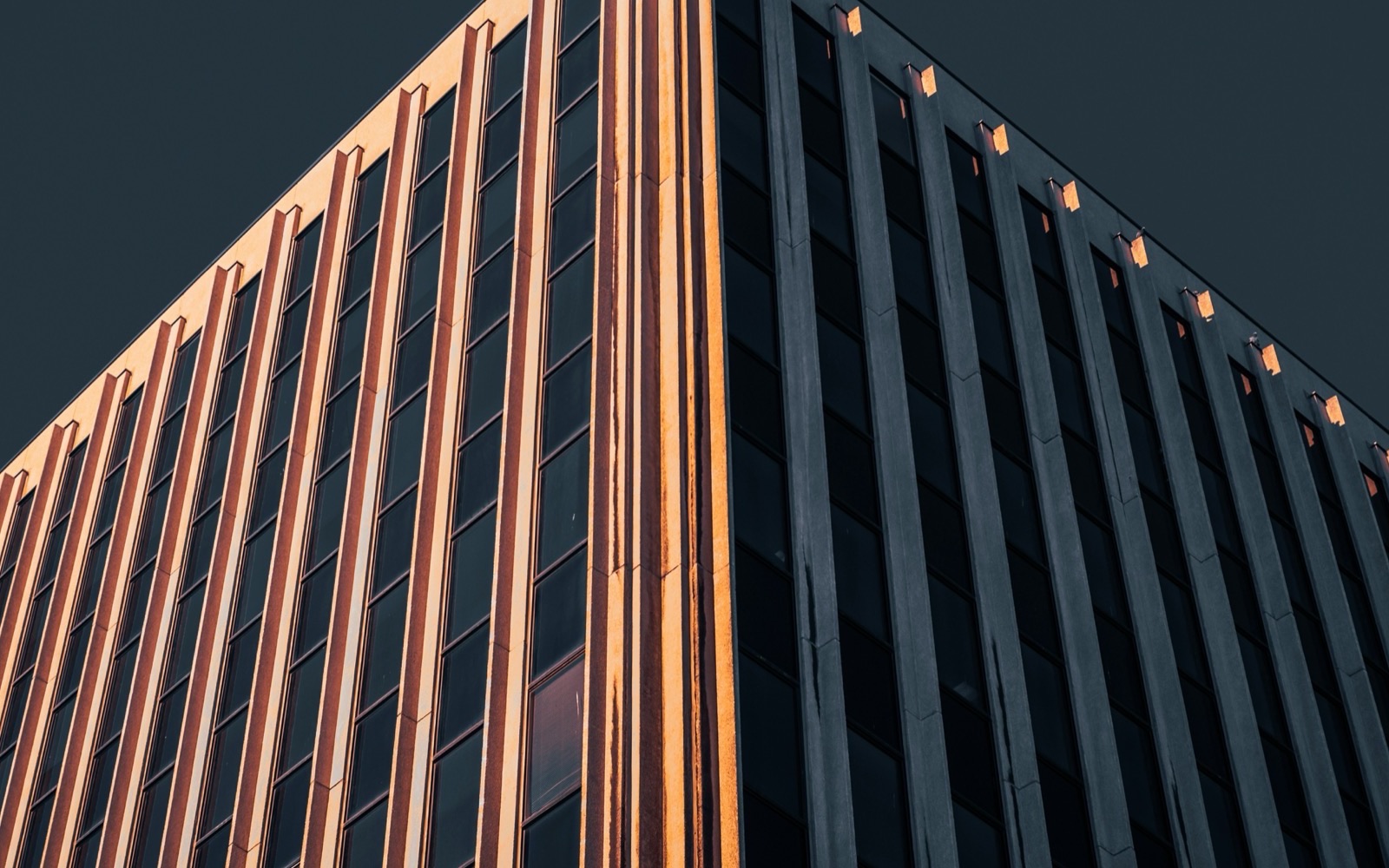 Moderne Gewerbefassade im goldenen Licht – Gewerbe und Industrie