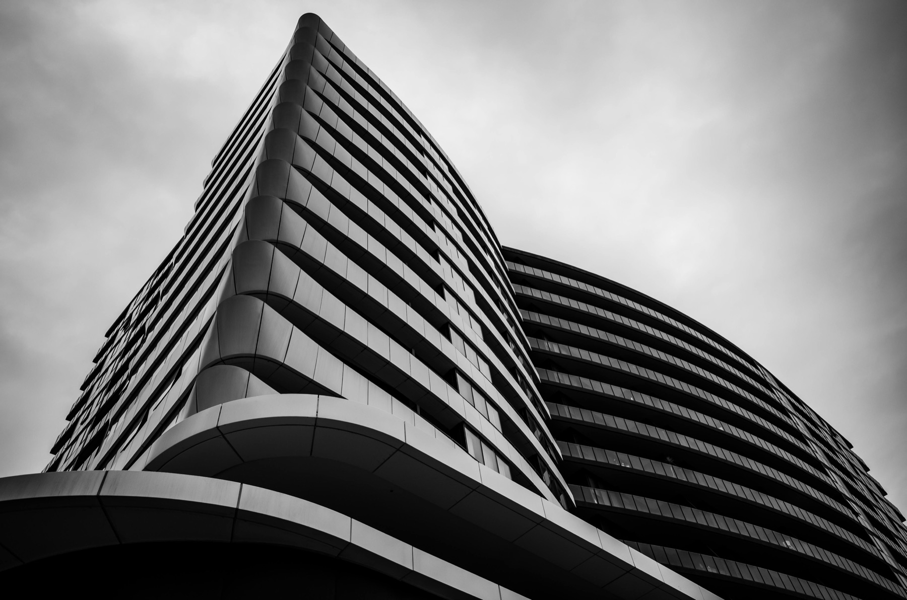 Moderne Gewerbeimmobilie mit geschwungener Fassade