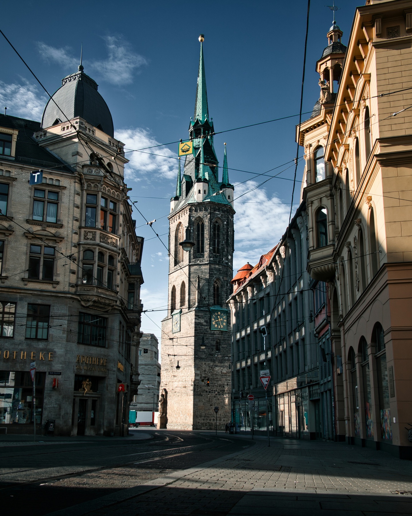 Blick durch die Altstadt von Halle auf den Roten Turm
