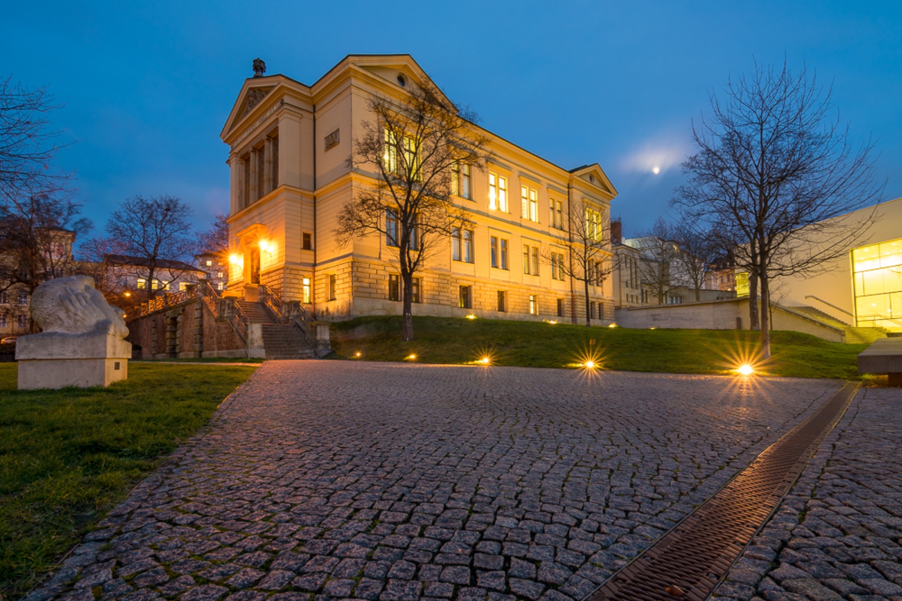 Klassizistisches Gebäude in Halle bei Nacht