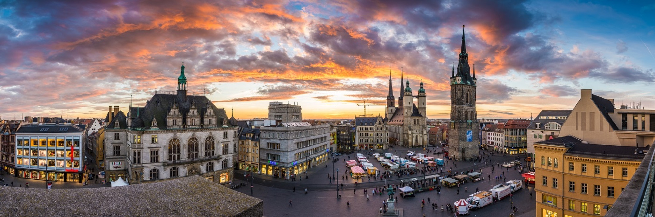 Panorama des Marktplatzes Halle mit Marktkirche und Rotem Turm bei Sonnenuntergang