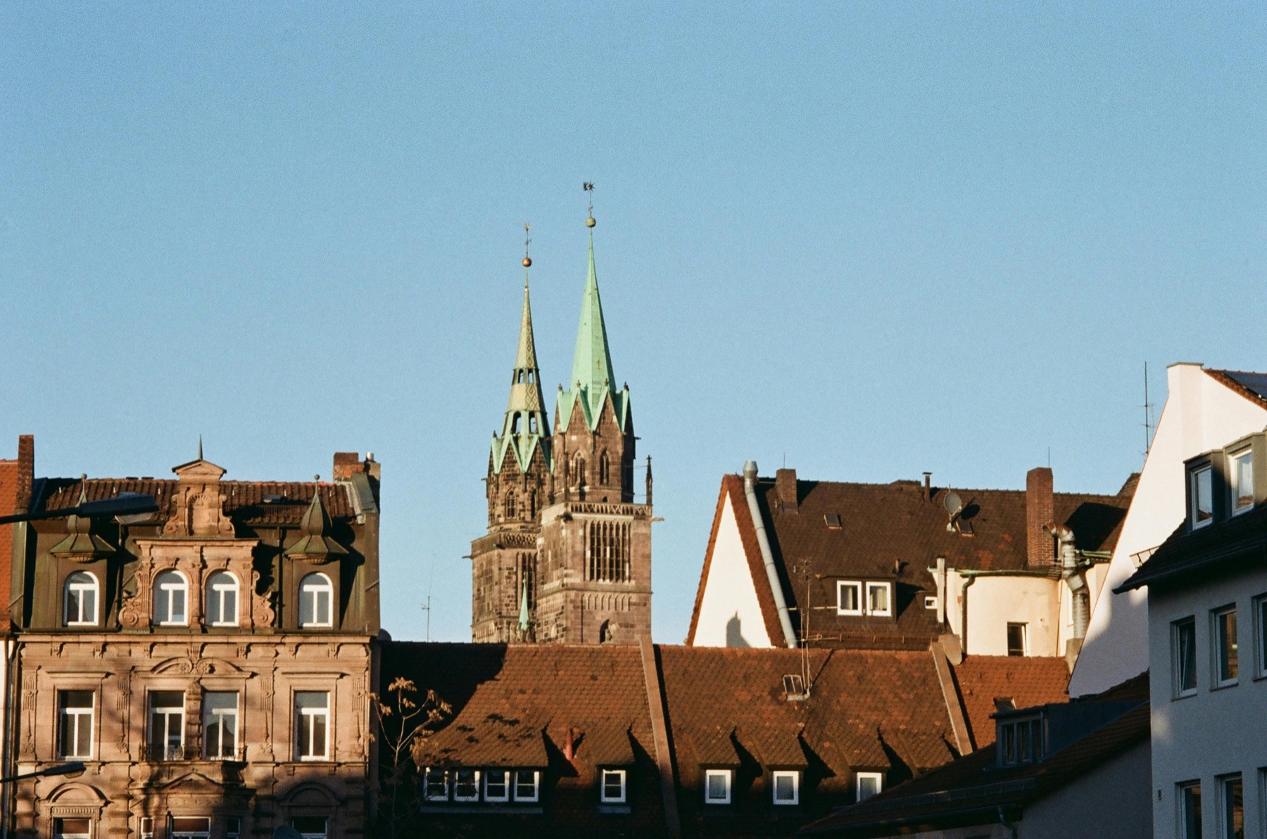 Dachlandschaft mit Kirchtürmen im warmen Licht